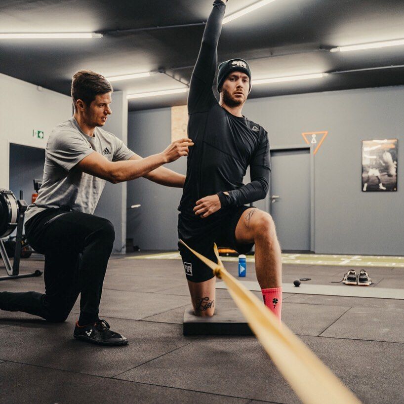 Gradient arcs symbolizing controlled bodyweight transitions across a white card